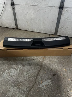 Moldura de umbral trasero Chevrolet Tahoe Suburban 2022-2025. ¡Nuevo! Foto 1 de 3