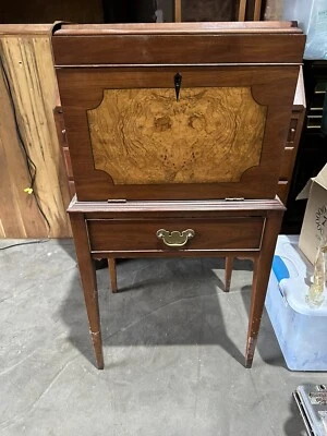 Henkle Harris 桃花心木联邦风格银箱 — 第 1/4 张图片