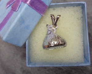 Vintage Nachlass Schmuck ~ silberfarbener HERHEY KISS Anhänger ~ 7/8" Höhe x 9/16" - Bild 1 von 6