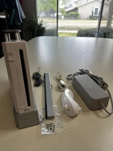 Nintendo Wii Console Bundle UNTESTED. - Picture 1 of 7