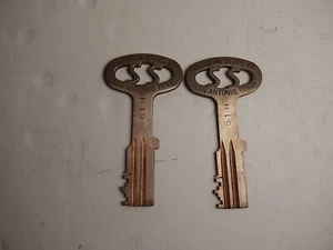 Vintage Southern Steel Co ottone chiave prigione San Antonio Texas cella prigione H 19 coppia - Foto 1 di 4