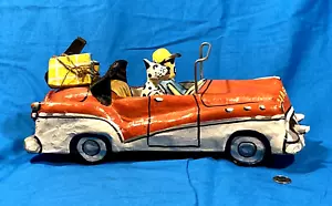 CUBAN PAPER MACHE 1951 RED BUICK SPECIAL CONVERT COUPE' con BAMBINO E CANE IN VACANZA - Foto 1 di 7