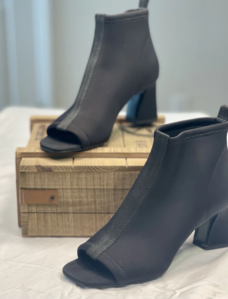 女士 Donald Pliner Vani 露趾氯丁橡胶短靴黑色 6M 方形开口 — 第 1/4 张图片