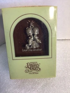 Vintage 1980er Love One Another Enesco JY 153 Silberauflage Precious Moments Charm - Bild 1 von 3