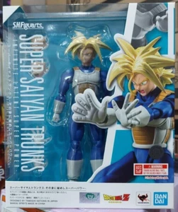 Figura de poder latente Bandai Dragon Ball Z S.H.Figuarts Super Saiyan Trunks en mano - Imagen 1 de 8