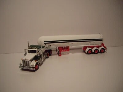 DCP FIRST GEAR 1/64 COOTES KW W900A WITH 36'' SLEEPER AND TRI-AXLE LPG TANKER - Image 1 of 4