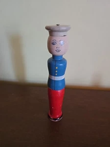 Prendedor de bolos vintage de madera maciza con temática de soldado Skittles juguete - Imagen 1 de 4