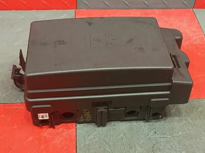 05-06 Conjunto de caja de fusibles de motor Chevrolet SSR (2 pestañas dañadas) ver fotos Foto 1 de 4