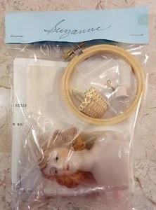 SUZANNE Porzellan 11" Puppe Kit Kopf Hände Quilt Hoop Schere Nähkorb Vintage - Bild 1 von 12