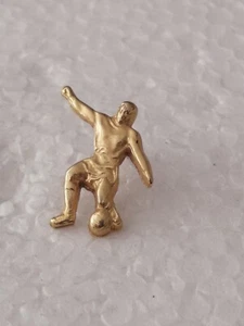 Pin's Pins Pin Métal DORÉ Football Sport"FOOTBALLEUR" - Picture 1 of 2