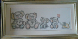 Punto de cruz acabado y enmarcado por Coats Elephant Family - Imagen 1 de 2