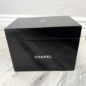 Chanel Black La Boîte Laquée Beauty Box - Picture 1 of 10