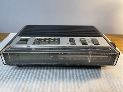 Vintage GE General Electric Grad U Wake Alarm AM/FM Clock Radio 7-4800A Cover