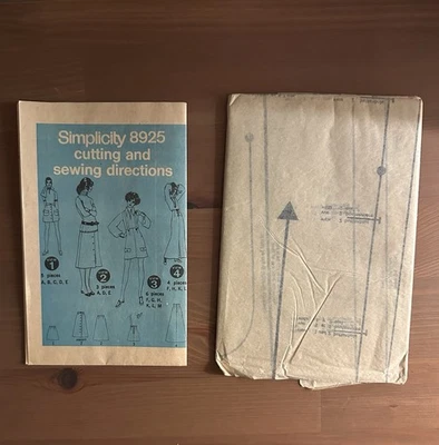 Falda para mujer Simplicty 8925 patrón años 70 Foto 1 de 3