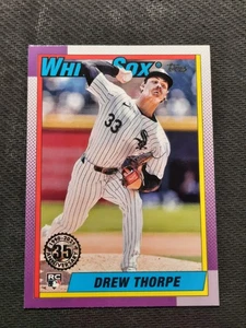 2025 Topps Series 1 1990 #T90-8 Drew Thorpe Chicago White Sox - Bild 1 von 5