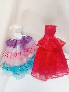 Barbie Party Kleid Ballkleid rot bunt Glitzer 2 Stück  - Bild 1 von 10