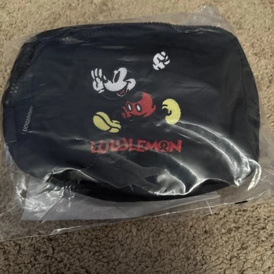 Riñonera negra Mickey Mouse Disney X Lululemon Everywhere  Foto 1 de 4