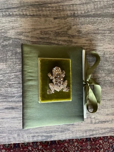 Disigner photo album with sparkling frog ornament, pre- owned - Picture 1 of 4