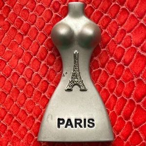 FRANCIA MAGNETE FRIGORIFERO IN METALLO✅ MANICHINO PARIGI CON TORRE EIFFEL SOUVENIR TURISTICO 🙂 - Foto 1 di 5