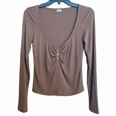 Top Sunday Best marrón con botones acanalados manga larga para mujer grande Aritzia cuello redondo Foto 1 de 4