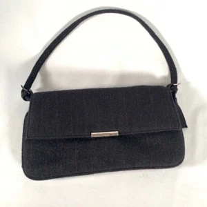 Kleine schwarze Wollhandtasche mit schwachen roten Linien. 10" x 6" x 1" bis 3" (erweiterbar) - Bild 1 von 7