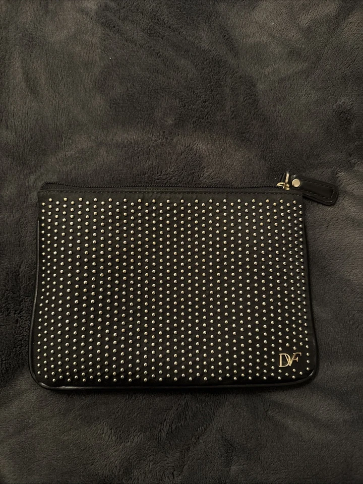 Bolsa de cosméticos Diane Von Furstenberg negra con tachuelas bolsa de maquillaje cierre completo con cremallera Foto 1 de 4