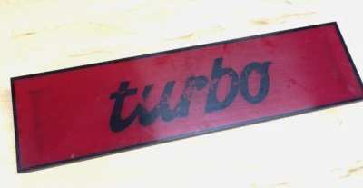 Оригинальный задний центральный отражатель панель заднего фонаря «Turbo» для Porsche 924 Turbo 931 - Изображение 1 из 4