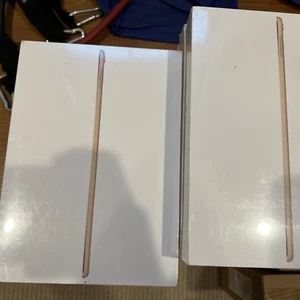 New sealed Apple iPad Pro 1st Gen. 32GB, Wi-Fi, 9.7 in - Gold MLMQ2LL/a - Afbeelding 1 van 2