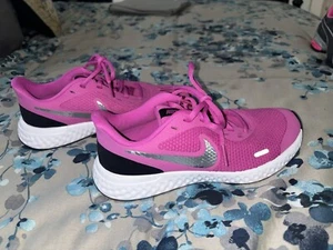 Nike Girls 4 Women 6 Pink Silver Black NWOB Running Athletic Tennis Shoe - Picture 1 of 4
