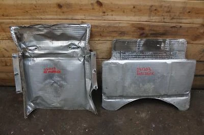 Juego 2 protectores térmicos del tanque de combustible trasero 4848940AB Dodge Viper Gen 2 2000-02 *Nota* Foto 1 de 4