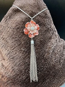 Ciondolo fiore smaltato rosso e rosa con catenina nappa su catenina corda 24" - Foto 1 di 7