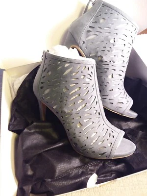 Ботинки на каблуках White House Black Market Stacey Wintergreen серые замшевые с открытым носком 8 - Изображение 1 из 4