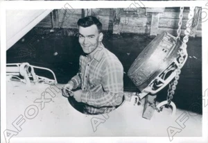 1956 Syracuse New York Arthur McFarland baut hausgemachtes U-Boot Pressefoto - Bild 1 von 2