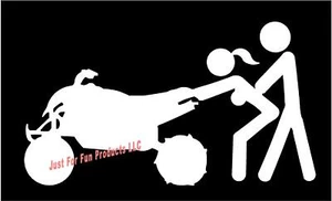 Calcomanía de vinilo Stick People On ATV de 4 ruedas doblada divertida pegatina de camión de barro ventana - Imagen 1 de 1