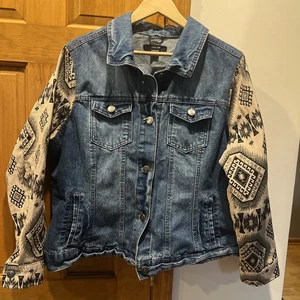 Paper Tee Jeansjacke mit aztekischen Gobelinärmeln - Damengröße 2X - Bild 1 von 10