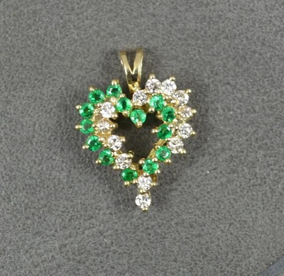 Hermoso colgante con racimo de corazón de diamantes y esmeraldas de oro de 14 quilates Foto 1 de 4