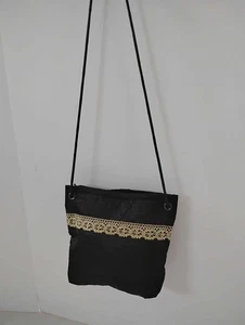 Bolso de hombro de tela acolchado negro para mujer con tira dorada Bric-a-brac 9x9,5" de colección - Imagen 1 de 9