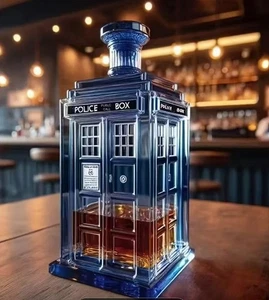 Blue Police Public Call Box Glass Decanter 15cm TARDIS Style Bar Bottle UK Stock - Foto 1 di 6