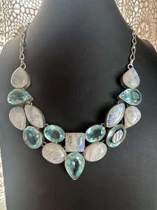 Collar llamativo estilo babero chapado en plata vidrio color topacio azul piedra lunar - Imagen 1 de 12