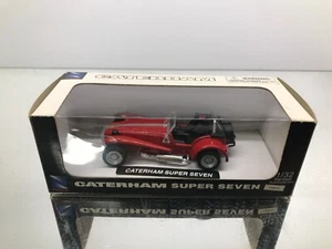 NEW-RAY 51853 CATERHAM SUPER SEVEN 7 -RED+SILVER 1:32- GOOD IN BOX - Imagen 1 de 5