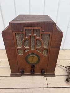 Radio d'epoca a valvole Crosley 6112 Art Deco pietra tombale mostro legno prop legno - Foto 1 di 24
