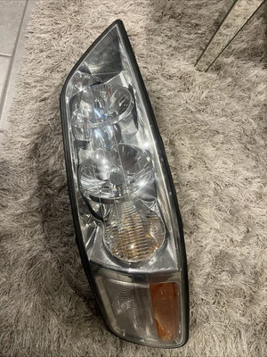 Headlight Lincoln Town Car Left Side 2003-2011 Usado Perfecta Condiciones - Image 1 of 3