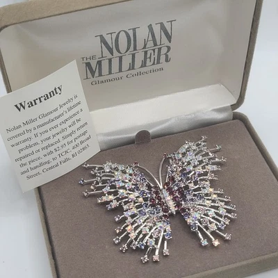Broche mariposa Nolan Miller en caja pedrería púrpura Foto 1 de 4