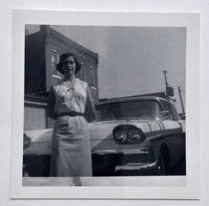 Vintage 1950's Photo ~ Woman and Car - Imagen 1 de 2