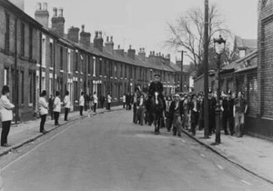 Everton fans being escorted along Colombo Street by policemen to th - Old Photo - Picture 1 of 1