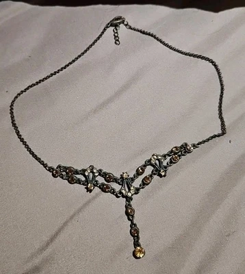 Gargantilla de dieciséis pulgadas diseño de brocado de vidrio color ámbar. Foto 1 de 2