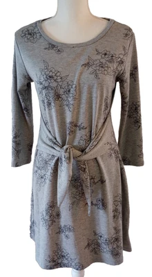 Vestido Oliva + Roble Corbata Cintura Tejido Gris Negro Floral Pequeño Mediano Informal Acogedor Foto 1 de 4