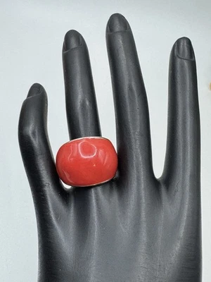 Anillo Cúpula Roja Audaz Talla 9 Tono Plata Sobre Cobre Distintivo Joyería de Moda Foto 1 de 4