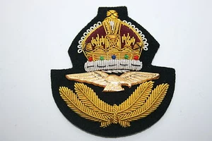 INSIGNIA DE LA GORRA DEL OFICIAL DE PILOTO DE LA REAL FUERZA AÉREA DE LA RAF BRITÁNICA CORONA DEL REY CARLOS III - Imagen 1 de 1