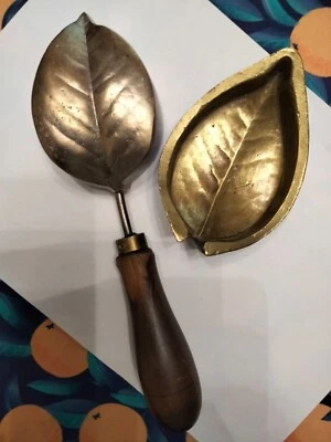 ancien fer a gaufrer les tissus en bronze des années 1870 ( fleur de camélia ) - Photo 1/4